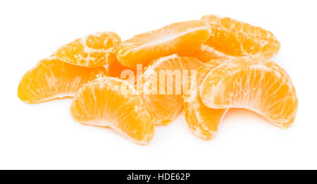 Stücke von orange Mandarine oder Mandarin isoliert auf weißem Hintergrund Stockfoto