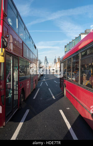 Whitechapel Road mit Blick auf die Stadt zwischen zwei London Transport Busse warten an der Ampel. Stockfoto