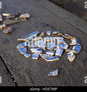 Viktorianische blau gemusterten Keramik Fundstücke auf der Themse Bank Vorland bei Ebbe Stockfoto