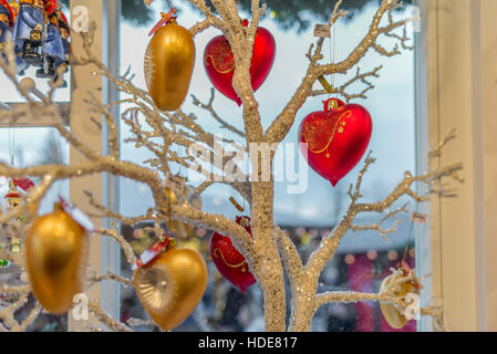 Handgemachte Glasdekorationen in einem typischen Weihnachtsmarkt in der Schweiz - 1 Stockfoto