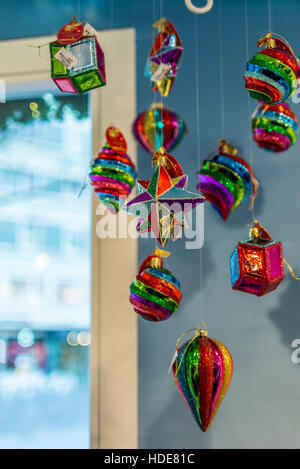 Handgemachte Glasdekorationen in einem typischen Weihnachtsmarkt in der Schweiz - 3 Stockfoto