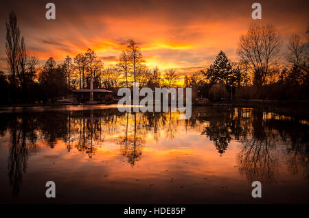 Wunderschöne Herbstlandschaft. Sonnenuntergang über einem Waldsee. Stockfoto