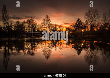 Wunderschöne Herbstlandschaft. Sonnenuntergang über einem Waldsee. Stockfoto