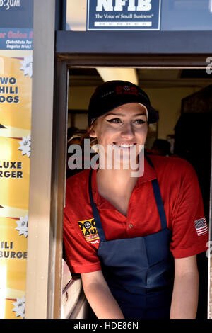 Attraktive Kellnerin serviert am Fenster im Route 66 Hund Haus Teil des Fast-Food-Restaurant-Kette wurde formal Weinerschnitzel, Flagstaff, Arizona Stockfoto