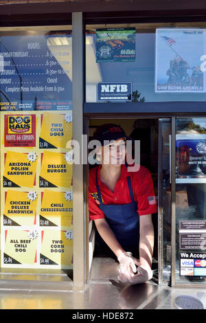 Attraktive Kellnerin serviert am Fenster im Route 66 Hund Haus Teil des Fast-Food-Restaurant-Kette wurde formal Weinerschnitzel, Flagstaff, Arizona Stockfoto