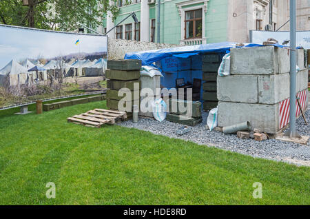 Dnepropetrovsk, Ukraine - 19. Mai 2016: Open-Air-Museum widmet sich der Krieg im Donbass. Realistische Layout Checkpoint ukrainische Streitkräfte Stockfoto