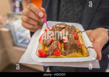 Waffeln mit Schokolade und Erdbeeren in Brüssel Belgien Stockfoto