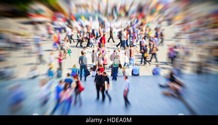 Massen von Menschen in einer Stadt zu Fuß Stockfoto