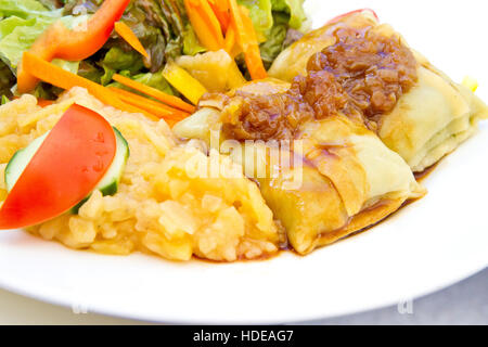 Deutsche Küche: Knödel Maultaschen mit Spinat und Fleisch und Kartoffelsalat Stockfoto