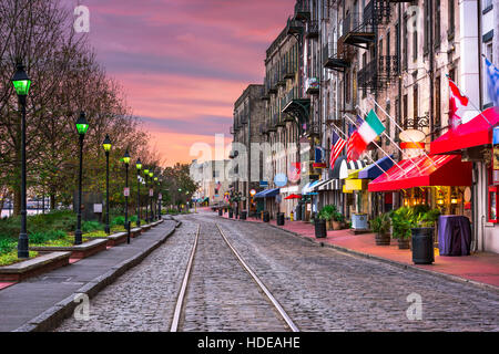 Savannah, Georgia, USA Bars und Restaurants auf River Street. Stockfoto