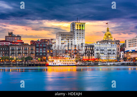 Savannah, Georgia, USA Skyline am Savannah River in der Abenddämmerung. Stockfoto