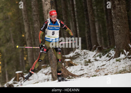 Pokljuka, Slowenien. 10. Dezember 2016. Franziska Hildebrand von Deutschland auf dem Golfplatz in 10 km Verfolgung der Frauen beim Biathlon-Weltcup-Rennen in Pokljuka. © Rok Rakun/Pacific Press/Alamy Live-Nachrichten Stockfoto