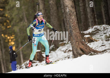 Pokljuka, Slowenien. 10. Dezember 2016. Yuliya Zhuravok der Ukraine auf dem Golfplatz in 10 km Verfolgung der Frauen beim Biathlon-Weltcup-Rennen in Pokljuka. © Rok Rakun/Pacific Press/Alamy Live-Nachrichten Stockfoto