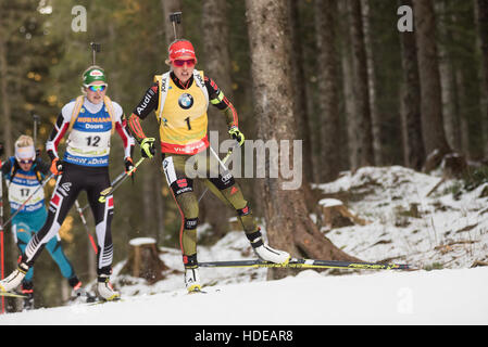 Pokljuka, Slowenien. 10. Dezember 2016. Laura Dahlmeier Deutschlands auf dem Golfplatz in 10 km Verfolgung der Frauen beim Biathlon-Weltcup-Rennen in Pokljuka. © Rok Rakun/Pacific Press/Alamy Live-Nachrichten Stockfoto