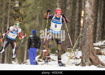 Pokljuka, Slowenien. 10. Dezember 2016. Franziska Hildebrand von Deutschland auf dem Golfplatz in 10 km Verfolgung der Frauen beim Biathlon-Weltcup-Rennen in Pokljuka. © Rok Rakun/Pacific Press/Alamy Live-Nachrichten Stockfoto