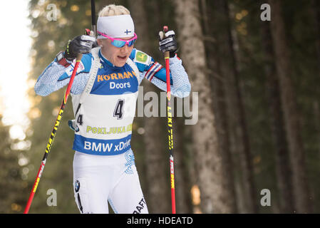 Pokljuka, Slowenien. 10. Dezember 2016. Kaisa Makarainen von Finnland auf dem Golfplatz in 10 km Verfolgung der Frauen beim Biathlon-Weltcup-Rennen in Pokljuka. © Rok Rakun/Pacific Press/Alamy Live-Nachrichten Stockfoto