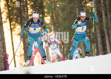 Pokljuka, Slowenien. 10. Dezember 2016. Celia Aymonier von Frankreich auf dem Golfplatz in 10 km Verfolgung der Frauen beim Biathlon-Weltcup-Rennen in Pokljuka. © Rok Rakun/Pacific Press/Alamy Live-Nachrichten Stockfoto