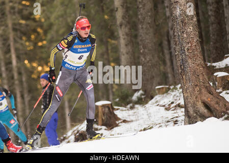 Pokljuka, Slowenien. 10. Dezember 2016. Anastasiya Kuzmina der Slowakei auf dem Golfplatz in 10 km Verfolgung der Frauen beim Biathlon-Weltcup-Rennen in Pokljuka. © Rok Rakun/Pacific Press/Alamy Live-Nachrichten Stockfoto