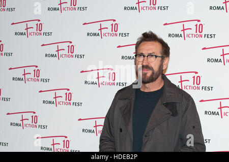 Roma, Italien. 10. Dezember 2016. Italienischer Schauspieler Marco Giallini während dem roten Teppich der tv-Serie "Rocco Schiavone" © Andrea Bracaglia/Pacific Press/Alamy Live News Stockfoto