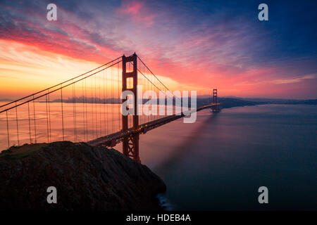 Bunte sunrise an der Golden Gate Bridge in San Francisco, Kalifornien, USA Stockfoto