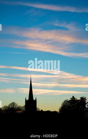 Die Kirche der Heiligen Dreifaltigkeit bei Sonnenuntergang. Stratford-upon-Avon, Warwickshire, England. Silhouette Stockfoto