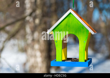 horizontale Bild Vogelhäuschen in Handarbeit im Wald Stockfoto