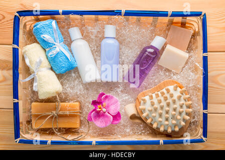 Hygiene-Produkte und Zubehör in einer Top-Stroh Korb anzeigen Stockfoto