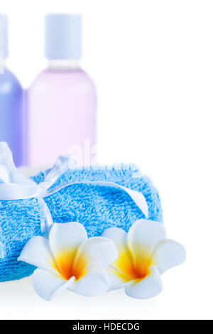 kosmetische Produkte in Flaschen und Badetücher auf weißem Hintergrund Stockfoto
