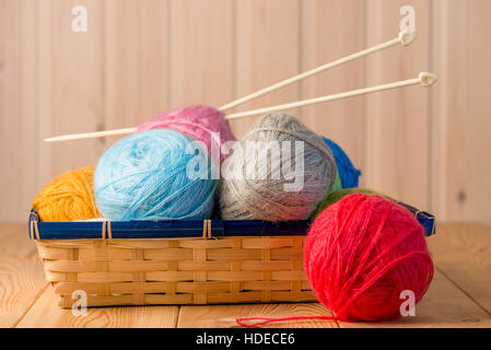 schönes Stillleben mit Clews Wolle Garn in einem Korb Stockfoto