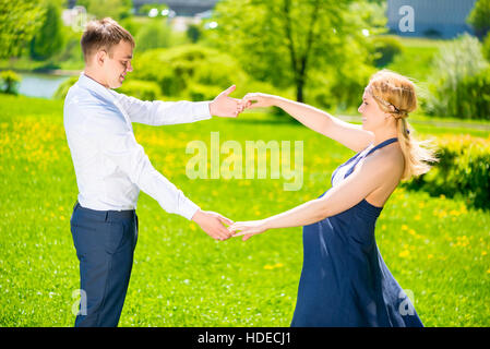 schöne junge Paar im Park, ist Frau schwanger Stockfoto