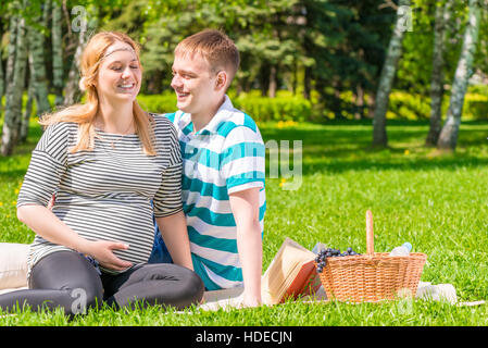 Europäische Familie bei einem Picknick im Park, ist Frau schwanger Stockfoto