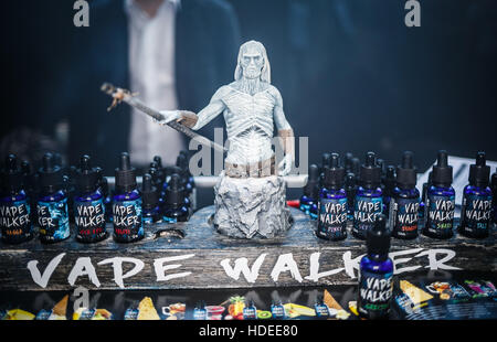 Moskau - 9. Dezember 2016: International Vape Expo.White Walker von Game of Thrones-Action-Figur am Ejuice, Eliquid Verkauf. Stockfoto