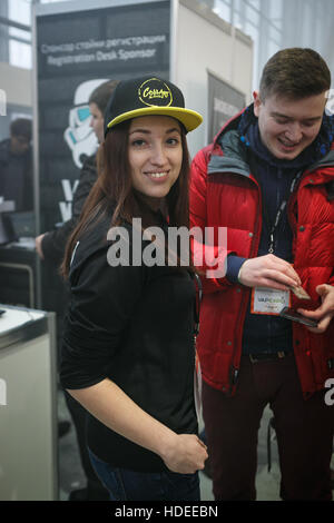 Moskau - 9. Dezember 2016: International Vape Expo.People bei großen dampfen Exposition. Besucher kommen zu dampfen Neugeräte, Vaper Flüssigkeit zum Verkauf sehen Stockfoto