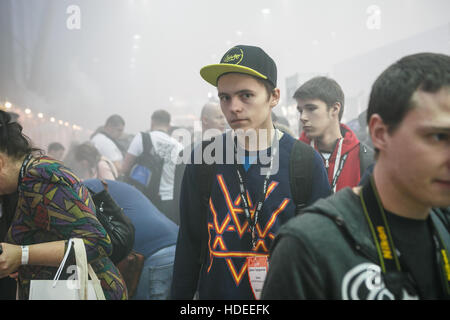 Moskau - 9. Dezember 2016: International Vape Expo.People bei großen dampfen Exposition. Besucher kommen zu dampfen Neugeräte, Vaper Flüssigkeit zum Verkauf sehen Stockfoto