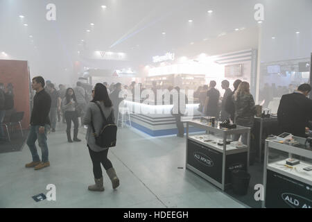 Moskau - 9. Dezember 2016: International Vape Expo.People bei großen dampfen Exposition. Besucher kommen zu dampfen Neugeräte, Vaper Flüssigkeit zum Verkauf sehen Stockfoto
