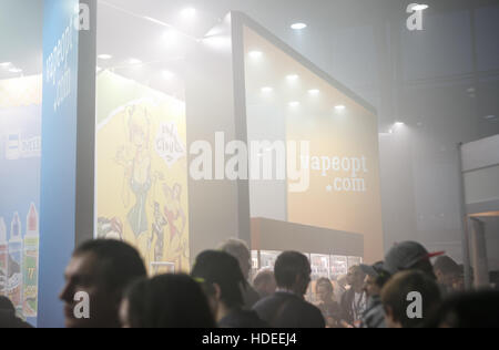 Moskau - 9. Dezember 2016: International Vape Expo.A Menge Vaper Rauch im Inneren des Gebäudes. Ungesunde Glyzerin Dampf Stockfoto