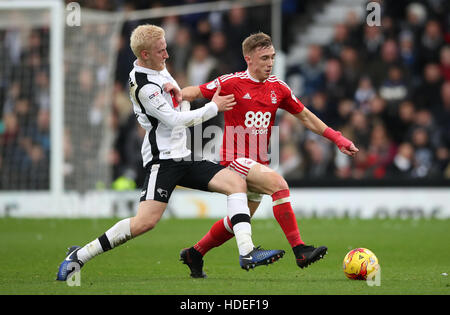 Hughes (links) wird von Derby County und Nottingham Forest Ben Osborn Kampf um den Ball während der Himmel Bet Meisterschaft bei der iPro-Stadion, Derby übereinstimmen. Stockfoto