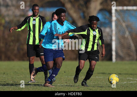 Adler (grün/schwarz) Vs Dynamik, Hackney & Leyton Sunday League Football in Hackney Sümpfe am 11. Dezember 2016 Stockfoto