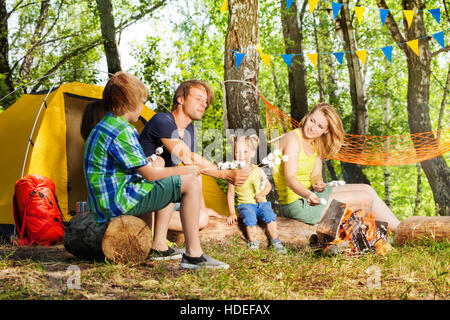 Glückliche Familie Eibisch über Lagerfeuer rösten Stockfoto