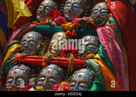 Lokalen Gottheiten in bunt geschmückten Sänfte während der jährlichen Birshu Mela in Vashisht Dorf, Himachal Pradesh, Indien Stockfoto