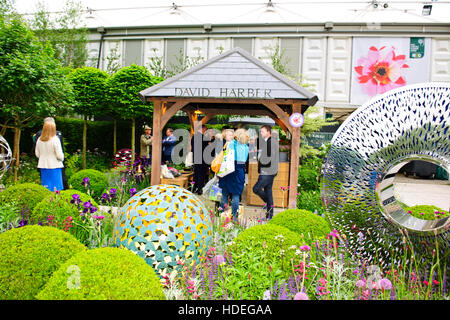 Chelsea Flower Show 2016 Simon Gründling Skulptur stehen, Blumen, Skulptur, Garten-Design, Ausstellung, fünftägige Veranstaltung, London SW3, UK Stockfoto