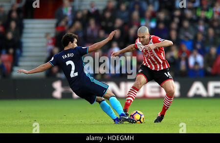 Middlesbrough Fabio Pereira da Silva (links) und Southampton Torhüter Fraser Forster Kampf um die Ballduring der Premier League match bei St Mary's, Souithampton. Stockfoto