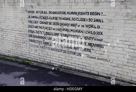 Angebot auf eine Shankill Wohnsiedlung Wand in West Belfast gemalt Stockfoto