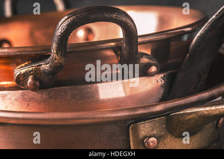 Kupferne Töpfe und Pfannen horizontale Stockfoto