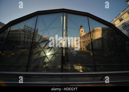 Kilómetro Cero (Km 0) spiegelt sich in der Glas-Ausfahrt der Sol-ÖV-Station in Puerta del Sol Square, Madrid Stockfoto