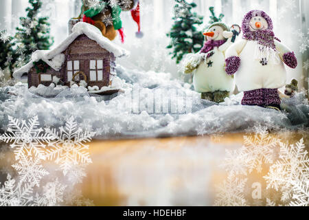 Lustige Weihnachtskarte mit Happy Schneemann in der Nähe ihrer Heimat tragen Winter Schals und Mützen, mit Schneeflocken Platz für Text...  Gedreht mit sehr flachen De Stockfoto