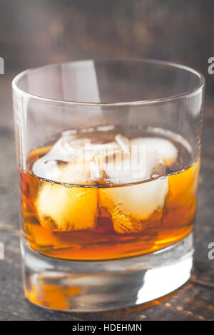 Whisky mit Eis auf dem Holztisch Stockfoto