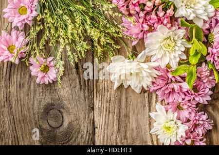 Verschiedene Blumen aus Holz Hintergrund oben anzeigen Stockfoto