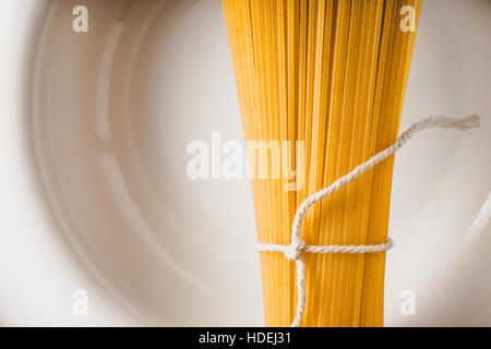 Rohe Spaghetti auf der weißen Platte-Nahaufnahme Stockfoto