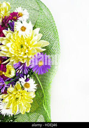 Bouquet mit Chrysanthemen und Astern auf weißem Hintergrund Nahaufnahme. Stockfoto